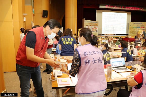 新北副祕書長朱惕之贈銅鑼燒給在端午節值線的志工。（圖：新北社會局提供）