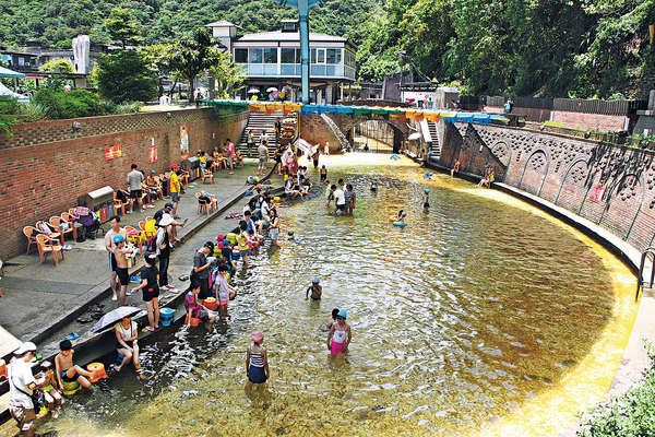 在大眾池泡冷泉，同時可感受地道民生風情。