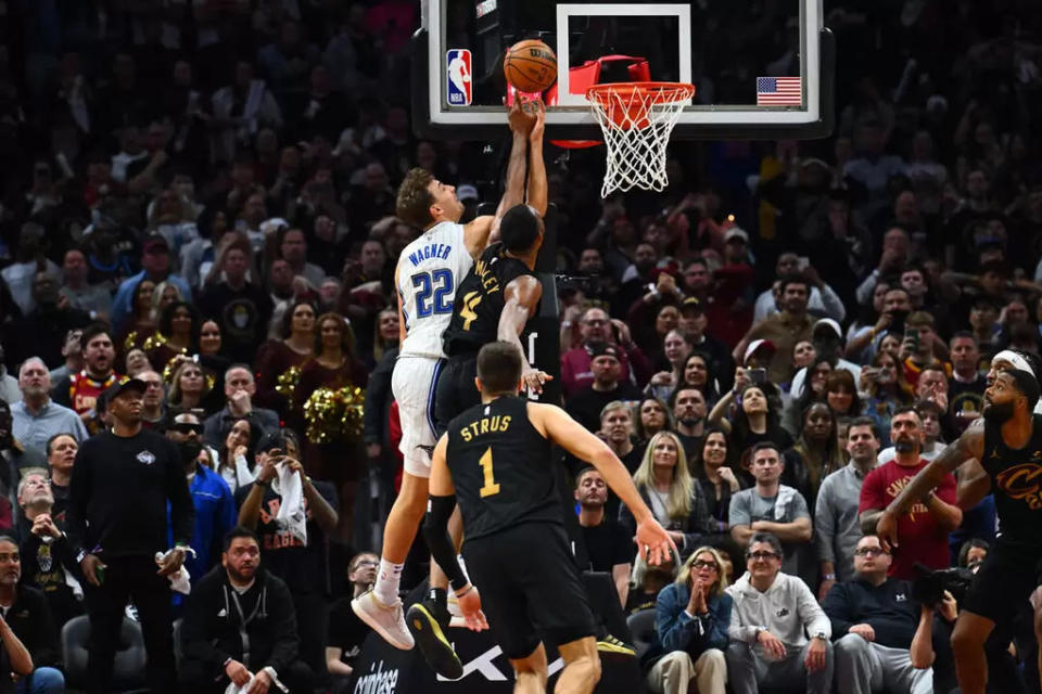 騎士莫布利（Evan Mobley）讀秒階段封掉華格納（Franz Wagner）的上籃後獲勝。法新社