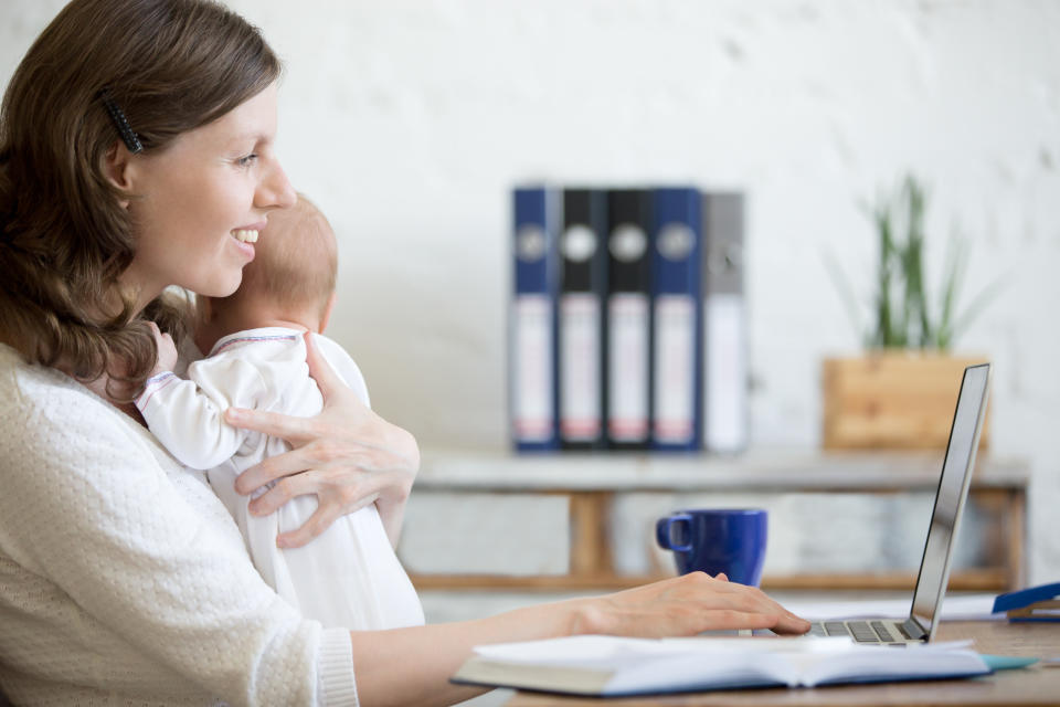 <p>Según la encuesta de Adecco realizada entre los propios trabajadores, disfrutar de un buen horario que permita conciliar la vida laboral con la personal es lo más determinante para el bienestar de los empleados. Las empresas han tomado medidas en esta dirección durante los últimos años, pero aún queda mucho por hacer en este sentido para que los trabajadores puedan desarrollar su trabajo adecuadamente sin que ello afecte a su vida particular. (Foto: <a rel="nofollow noopener" href="http://www.freepik.es/foto-gratis/mujer-bebe-mirando-su-portatil_966465.htm#page=1&index=15" target="_blank" data-ylk="slk:Freepik;elm:context_link;itc:0;sec:content-canvas" class="link ">Freepik</a> / <a rel="nofollow noopener" href="http://www.freepik.es/phduet" target="_blank" data-ylk="slk:phduet;elm:context_link;itc:0;sec:content-canvas" class="link ">phduet</a>). </p>