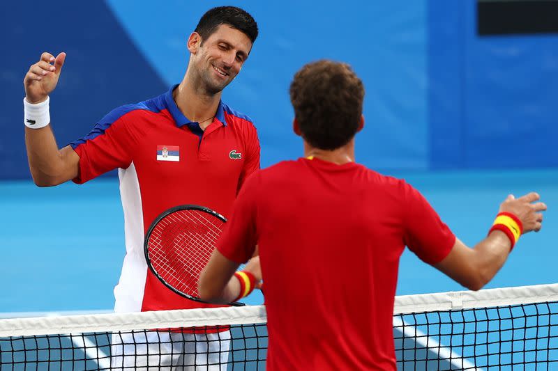 Foto del sábado del tenista español Pablo Carreño Busta saludando a Novak Djokovic tras ganar la medalla de bronce en los Juegos de Tokio.