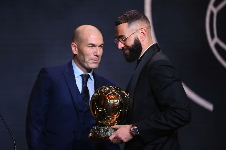 Zinedine Zidane, ganador del Balón de Oro en 1998, le entregó el premio a su compatriota Karim Benzema