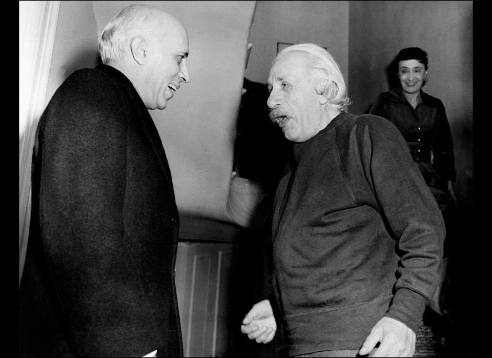 Indian prime minister Pandit Jawaharlal Nehru visits physicist Albert Einstein at Princeton University 8 november 1949. Einstein, author of theory of relativity, awarded the Nobel Prize for Physics in 1921. (Photo credit should read -/AFP/Getty Images)