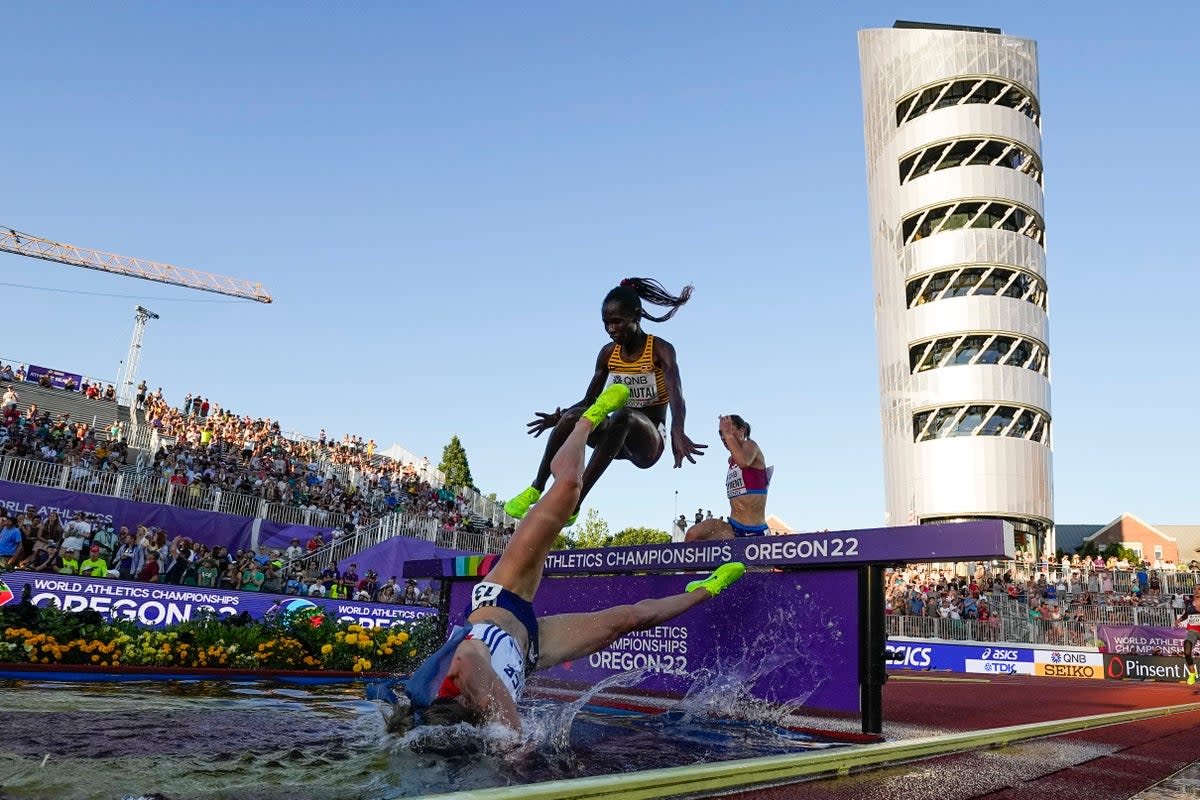 Norah Jeruto encontró una forma divertida de celebrar su victoria al final de un día con calor abrasador en el Campeonato Mundial de Atletismo. (AP)