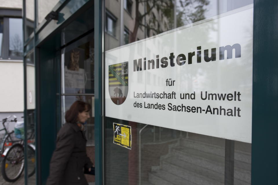 <p>Das Land Sachsen-Anhalt hat nach der Landtagswahl 2016 zusätzliche Stellen in den Ministerien geschaffen. Diese werden den Steuerzahler bis 2021 insgesamt 20 Millionen Euro kosten. Der Bund der Steuerzahler fragt sich, warum die neuen Stellen überhaupt nötig gewesen sind. Zum einen gibt es keine neuen Aufgaben, zum anderen ist Sachsen-Anhalt bereits das Bundesland mit dem meisten Personal. (Bild: ddp) </p>