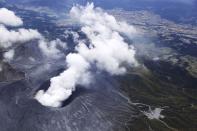 <p>Le volcan Aso, situé sur l'île de Kyushu au Japon, est entré en éruption mercredi.</p>