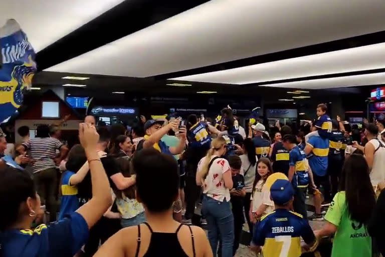 Todo fervor: así esperaron los hinchas de Boca al plantel al regreso de Río