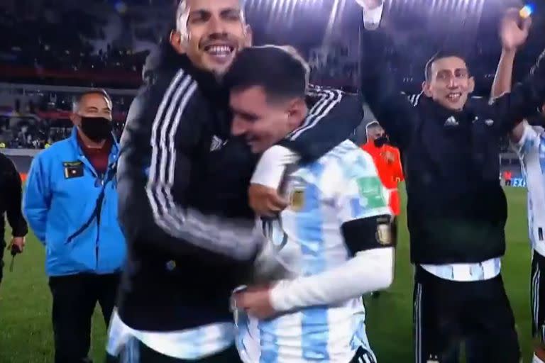 Messi no aguanta más y Paredes lo contiene