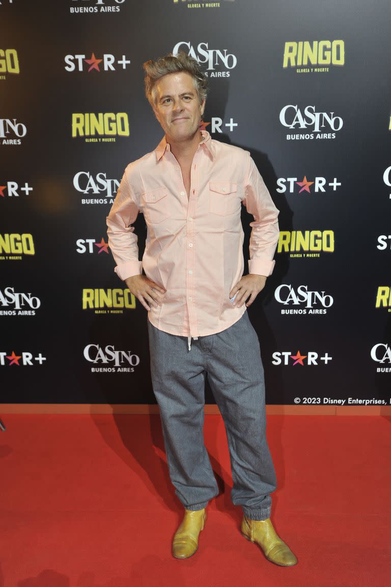 Mike Amigorena eligió un look más casual que su compañero para disfrutar de esta noche de boxeo: camisa rosa, babuchas grises y botas en color amarillo