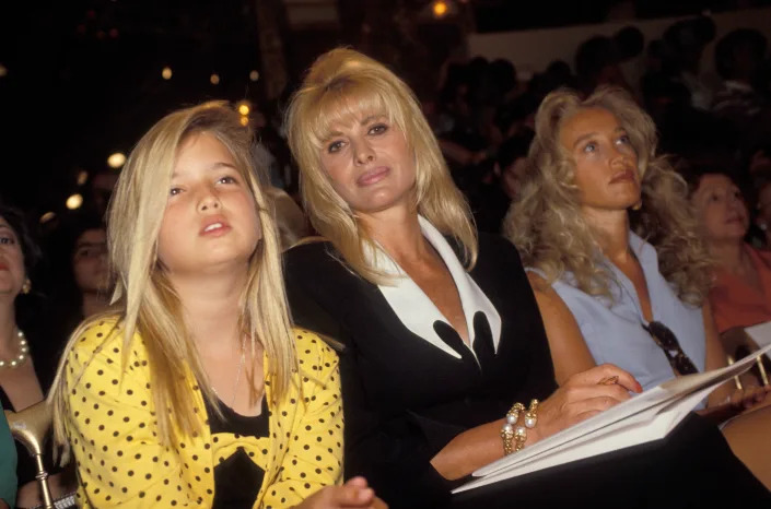 Ivana Trump et sa fille lvanka au defile Jean-Louis Scherrer le 27 juillet 1992 a Paris, France. (Photo by William STEVENS/Gamma-Rapho via Getty Images)