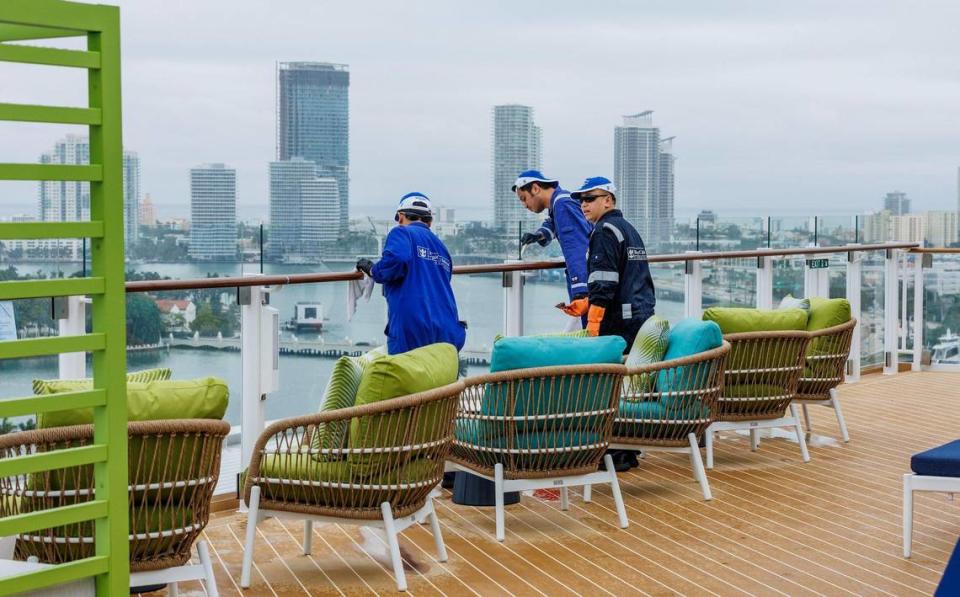 Miembros de la tripulación de cubierta ultiman detalles en la cubierta Chill Island del Icon of the Seas de Royal Caribbean.