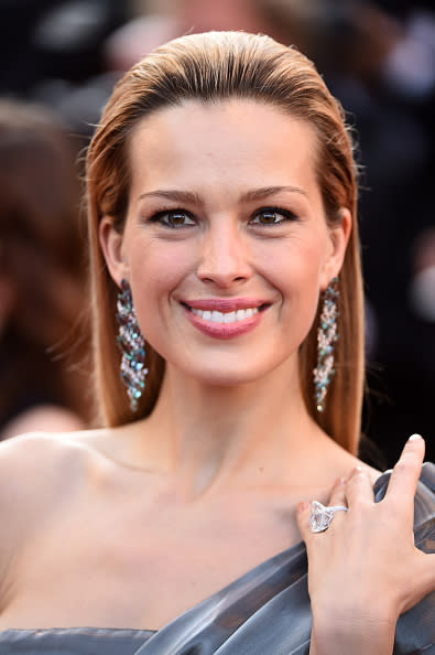 El wet-look sigue vigente. Si no te imaginas con un peinado recogido para tu boda y te gusta llevar la cabellera suelta, este peinado que presumió Petra Nemcova puede ser ideal para ti. Tiene todos los beneficios de llevar la melena suelta, más la comodidad de que el cabello no se entromete en tu rostro. - Foto: Ian Gavan/Getty Images