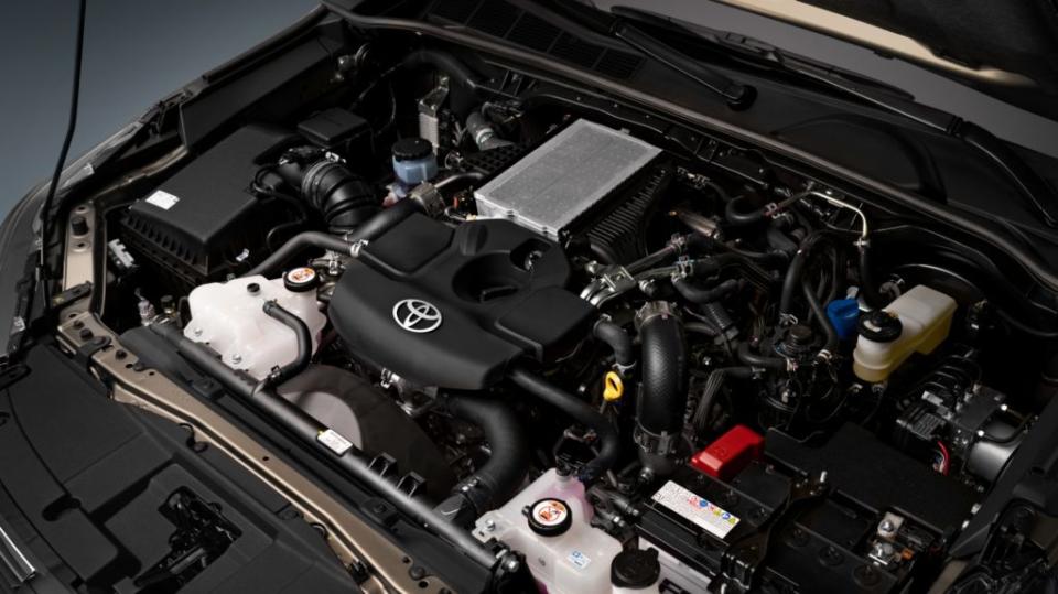 圖為先使用48V輕油電2.8升渦輪柴油動力的歐規Hilux引擎室，輕油電系統約可帶來16匹輔助輸出，引擎維持204匹馬力不變。(圖片來源/ Toyota)