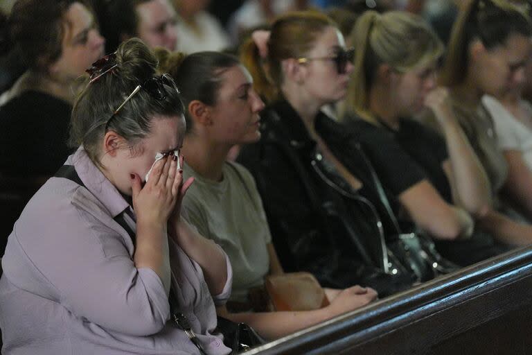 Miembros de la congregación que asisten a un servicio matutino y a una vigilia en la iglesia de St James en honor a las víctimas
 Photo: Jonathan Brady/PA Wire/dpa