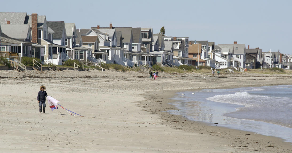 Am Strand von Wells Beach tauchten die schwarzen Flecken zuerst auf. (Bild: Gregory Rec/Portland Press Herald via Getty Images)