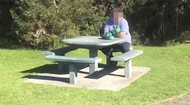 The self-dubbed Pedo Hunter confronts an alleged pedophile at a park bench in Tasmania. Source: Youtube/Coffs Coast Pedo Hunter.