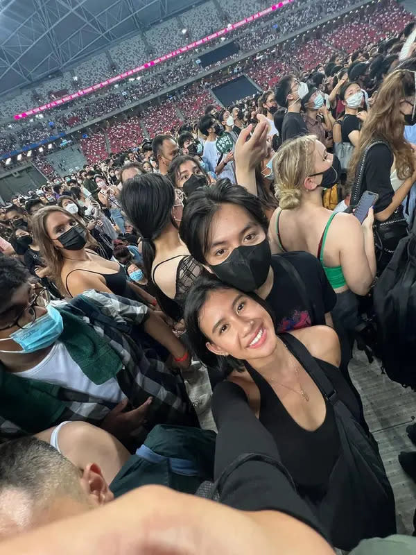 Bukan hanya sekedar liburan, kedatangan Angga dan Shenina di Singapura  juga untuk  nonton konser. Keduanya tampil kompak pakai baju nuansa hitam.  (Instagram/shenacinnamon).