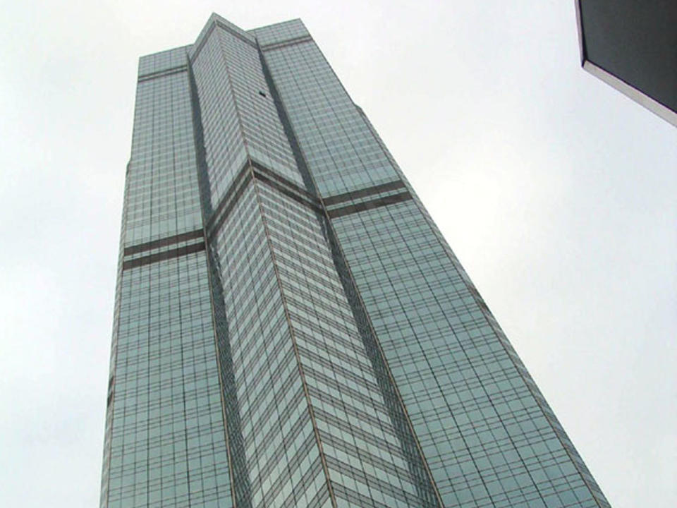 Auch bei Immobilien wird nicht gegeizt. Für den Büroturm "The Center" in Hongkong zahlten chinesische Investoren jüngst 4,4, Milliarden Euro. Das Gebäude ist 346 Meter hoch, hat 113.000 Quadratmeter Bürofläche und schuf nebenbei einen neuen Weltrekord: Der Preis pro Quadratmeter beträgt 39.000 Euro. (Bild-Copyright: Odessa3/Wikipedia)