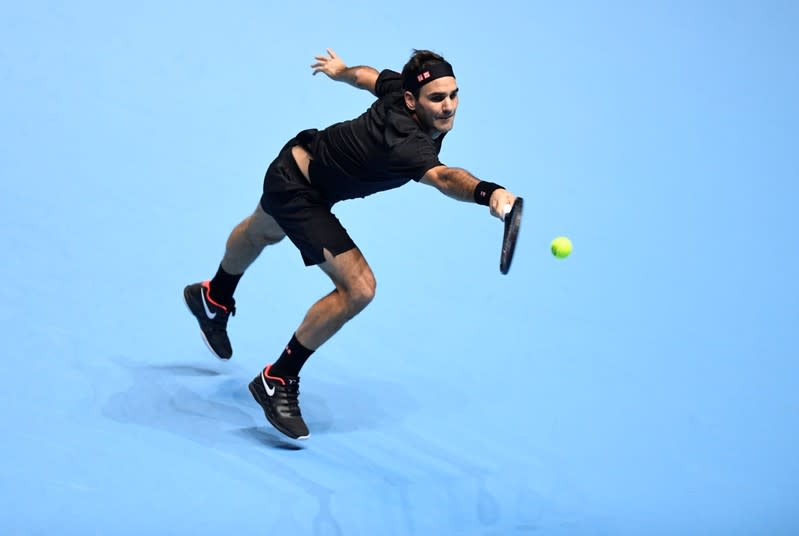 Roger Federer durante su partido por la fase de grupos del ATP Finals frente a Matteo Berrettini, en Londres