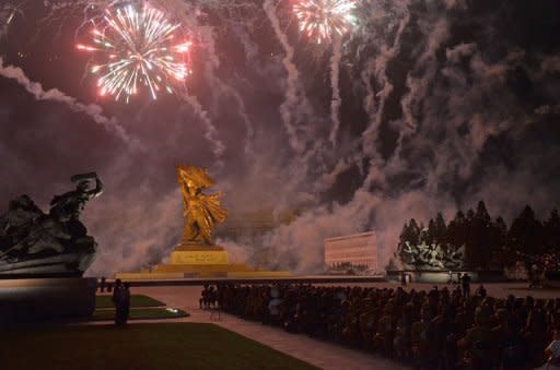 Fuegos pirotécnicos explotan frente al "Museo de Guerra de la Victoriosa República" durante 60 aniversario del armisticio que puso fin a la guerra de Corea, en Pyongyang, el 27 de julio de 2013. (AFP | giles hewitt)