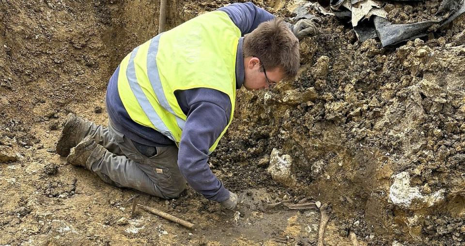 Researchers inspect a grave belonging to the Germanic Alemanni federation tribe (Gizem Dakmaz)