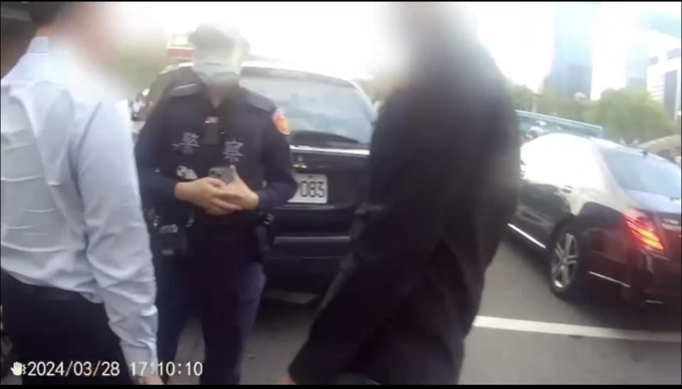 中正一警攔查該車逮捕兩名犯嫌並解救被害人畫面。（圖/記者 張泓笙翻攝）