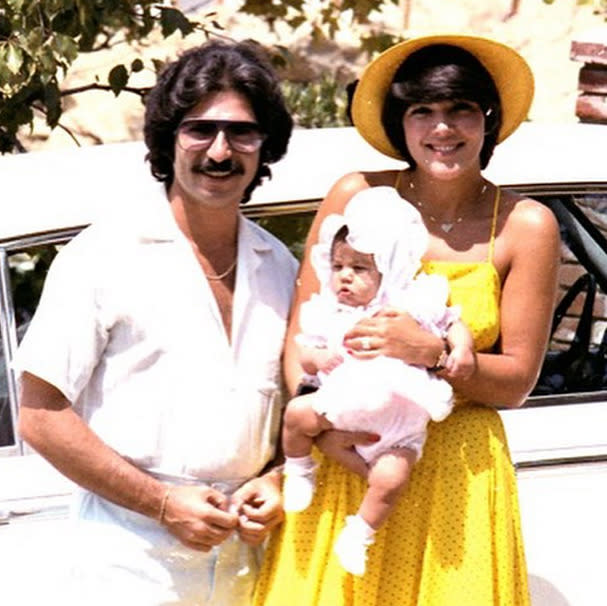 <p>'Keeping Up With the Kardashians’ star Kourtney Kardashian, with her late father Robert Kardashian and mom Kris Jenner: “1979” -<a href="https://instagram.com/p/06Jai_k1un/?taken-by=kourtneykardash" rel="nofollow noopener" target="_blank" data-ylk="slk:@kourtneykardash;elm:context_link;itc:0;sec:content-canvas" class="link ">@kourtneykardash</a> (Instagram) <br></p>