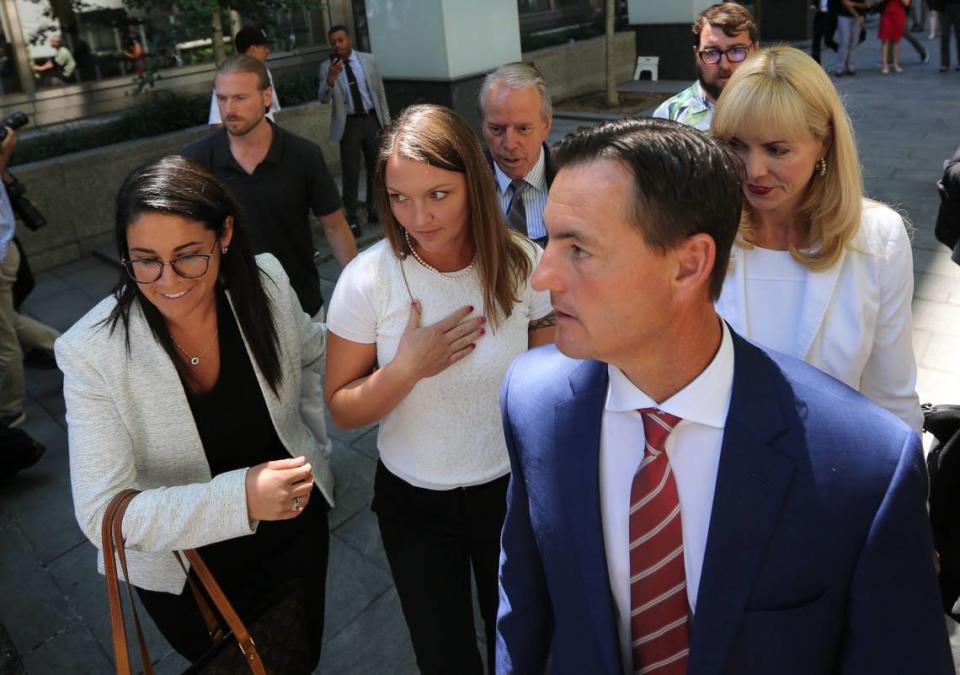 Bradley Edwards sale del juzgado con la acusadora de Epstein, Courtney Wild (a la izquierda de Edwards) y la abogada Sigrid McCawley, el lunes 15 de julio de 2019.