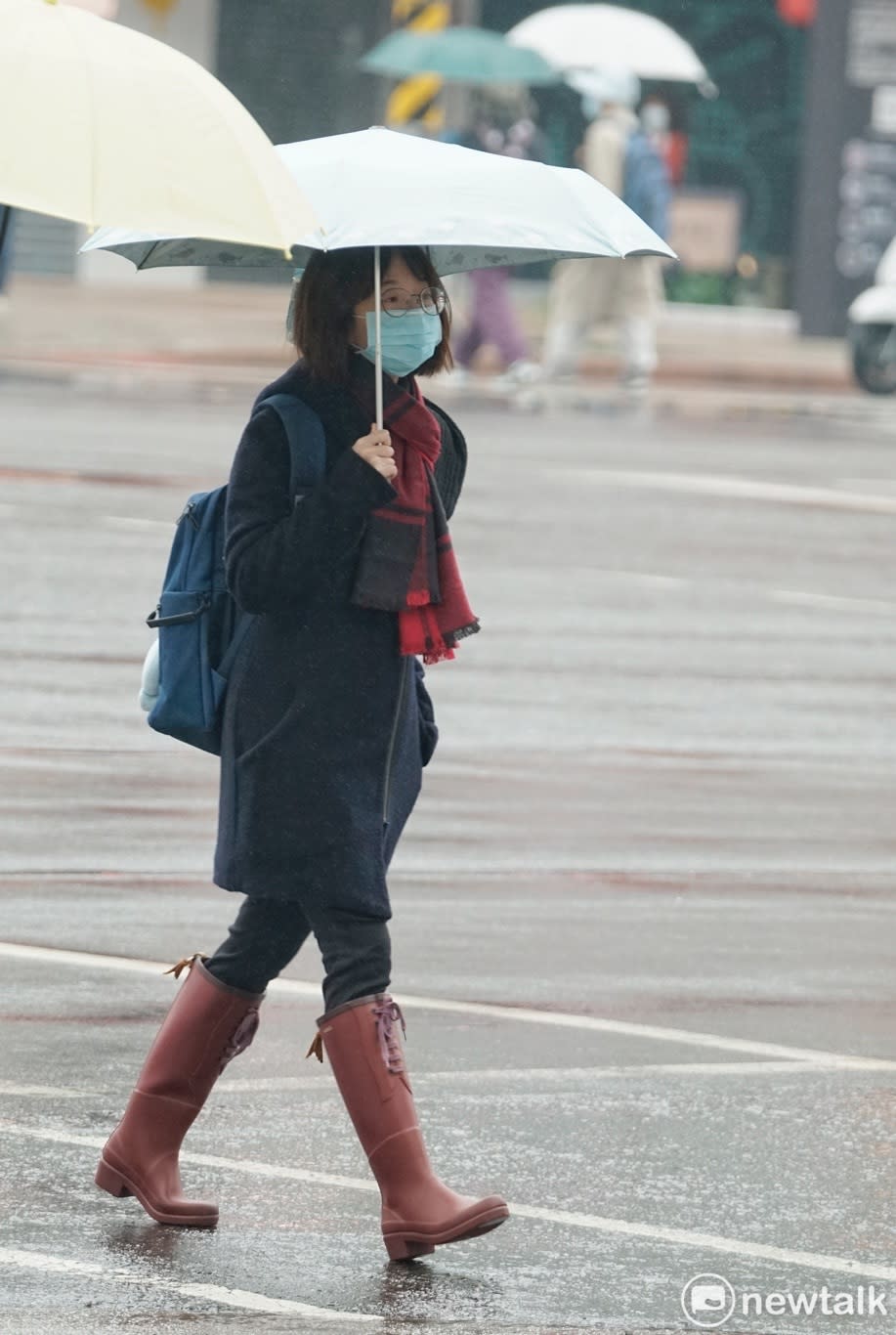 今日天氣稍稍回暖，不過中部以北、東半部地區及恆春半島有較明顯雨勢。   圖：張良一／攝