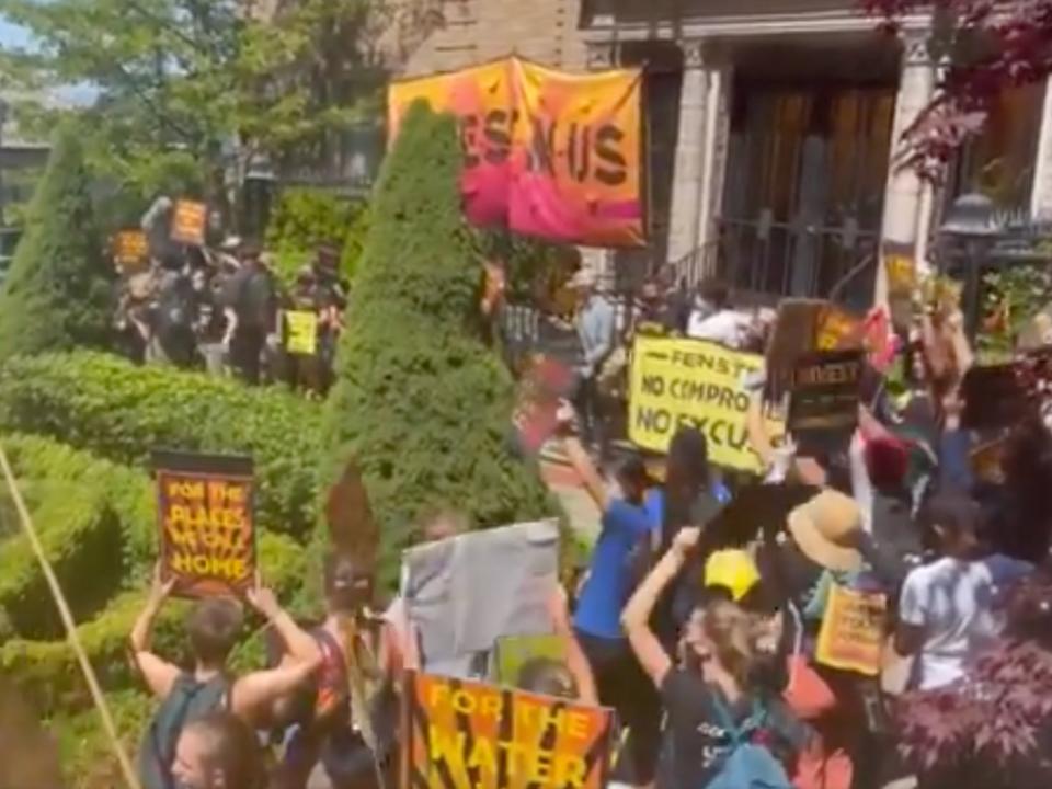 Climate protesters at California Democratic Senator Dianne Feinstein’s house this week (Twitter/smvmtgenonfire)