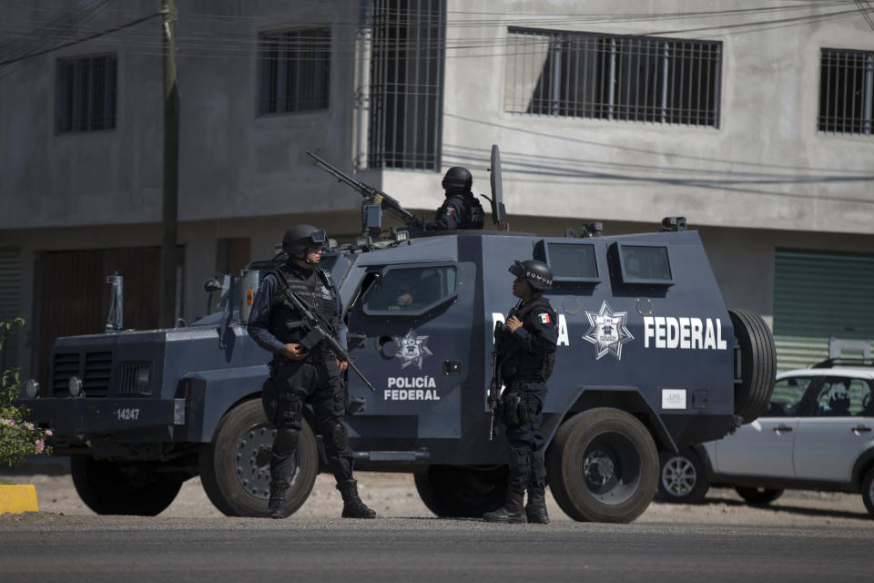 La policía federaL patrulla la entrada de Apatzingán, México, el martes 14 de enero de 2014. Soldados y policías federales mantenían una tensa confrontación con autodefensas el martes después que una nueva campaña del gobierno por detener la violencia en el occidental estado de Michoacán cobró varias vidas. (Foto AP/Eduardo Verdugo)