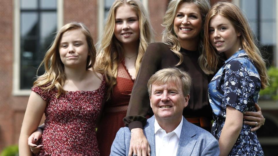 König Willem-Alexander vor seiner Frau Königin Maxima (2.v.r) und Prinzessin Ariane (l-r), Prinzessin Catharina-Amalia und Prinzessin Alexia 2019 in Den Haag.