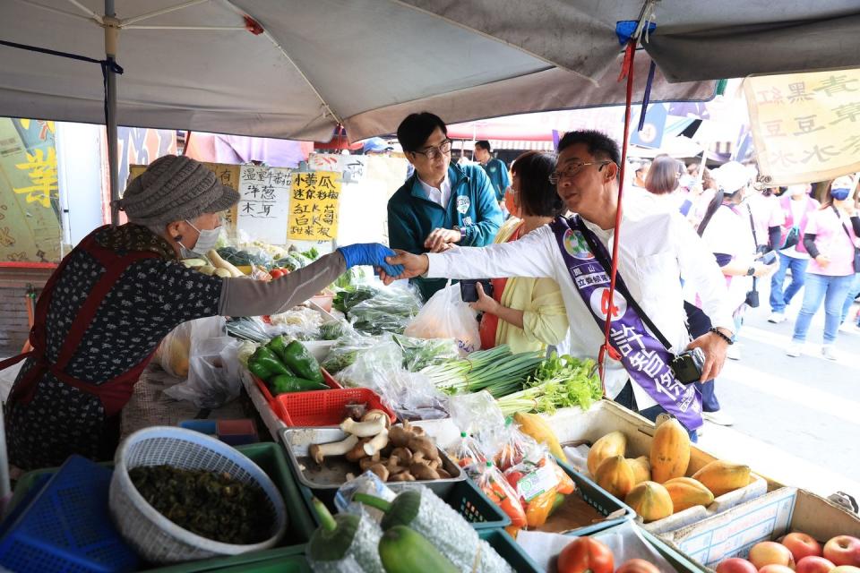 捍衛鳳山未來│陳其邁、許智傑「肉豆公市場」掃街，呼籲支持！〈圖／記者蔡宗武翻攝〉