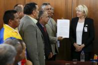 Imagen de archivo de la fiscal general de Venezuela, Luisa Ortega Diaz (derecha) , recibiendo un documento de un grupo de legisladores del Partido Socialista Unido de Venezuela. En su oficina en Caracas. 21 de octubre de 2015. La fiscal general de Venezuela dijo el viernes, en una rara crítica, que la sentencia del máximo órgano judicial del país con la que se adjudicó competencias legislativas constituye una "ruptura del orden constitucional" y llamó a revisar la medida. REUTERS/Carlos Garcia Rawlins - RTS5IIQ