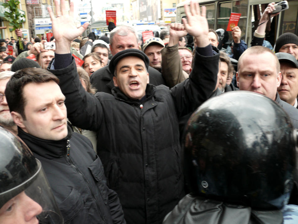 Garri Kasp&#xe1;rov alza las manos durante una manifestaci&#xf3;n