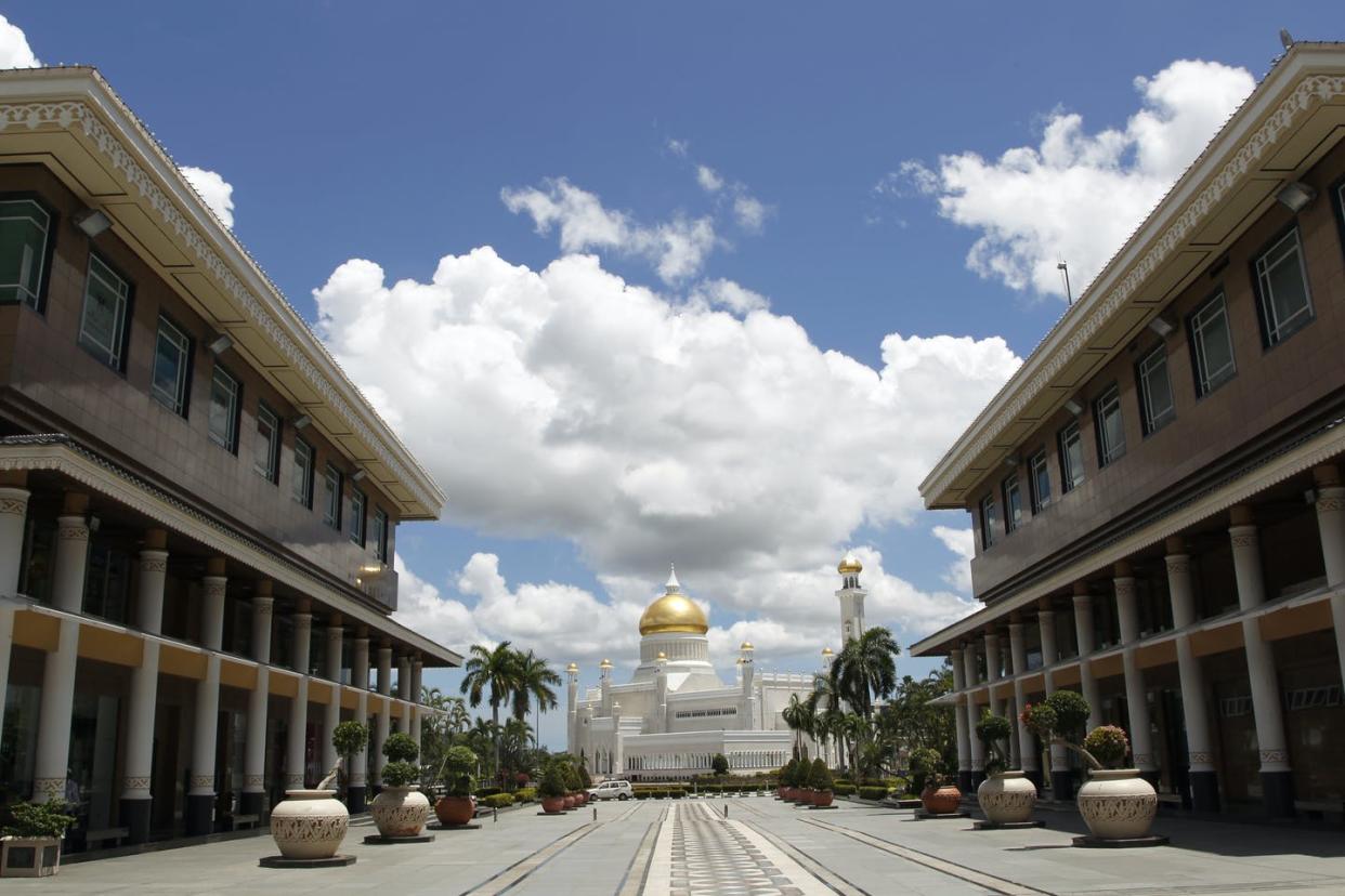 <span class="caption">The Sultan Omar Ali Saifuddien Mosque, one of the landmarks in Brunei. Brunei recently announced punishing gay sex by stoning offenders to death.</span> <span class="attribution"><a class="link " href="http://www.apimages.com/metadata/Index/Brunei-Sharia-Law/b31b0762904e4cc8ae84f741a2335dda/2/0" rel="nofollow noopener" target="_blank" data-ylk="slk:AP Photo/Vincent Thian;elm:context_link;itc:0;sec:content-canvas">AP Photo/Vincent Thian</a></span>