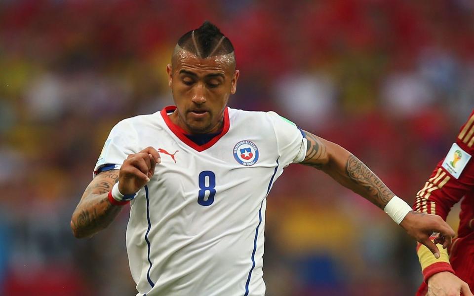 <p>Geometrische Kunstwerke aus dem Irokesenmotiv zaubert regelmäßig der Hairstylist von Arturo Vidal. Der "Krieger" stach 2014 auch sportlich ins Auge. Chile scheiterte nur knapp im Achtelfinale. (Bild: Clive Rose/Getty Images)</p> 