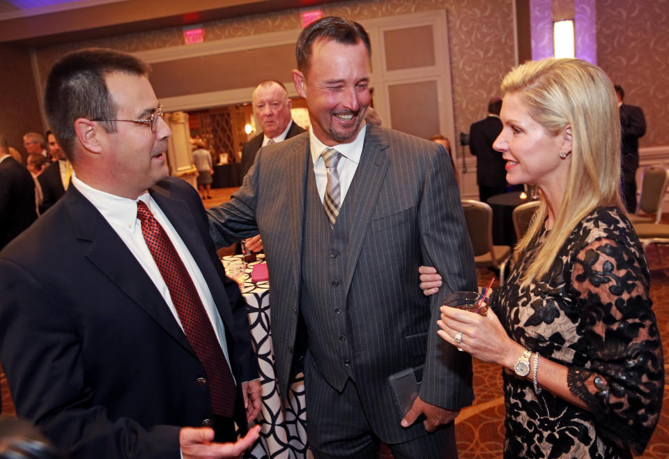 Były zapolowy drużyny Red Sox Tim Wakefield (w środku) i jego żona Stacy, pokazani tutaj w 2016 roku, pozostawili dwójkę dzieci.  (Matt Stone/Media News Group/Boston Herald za pośrednictwem Getty Images)