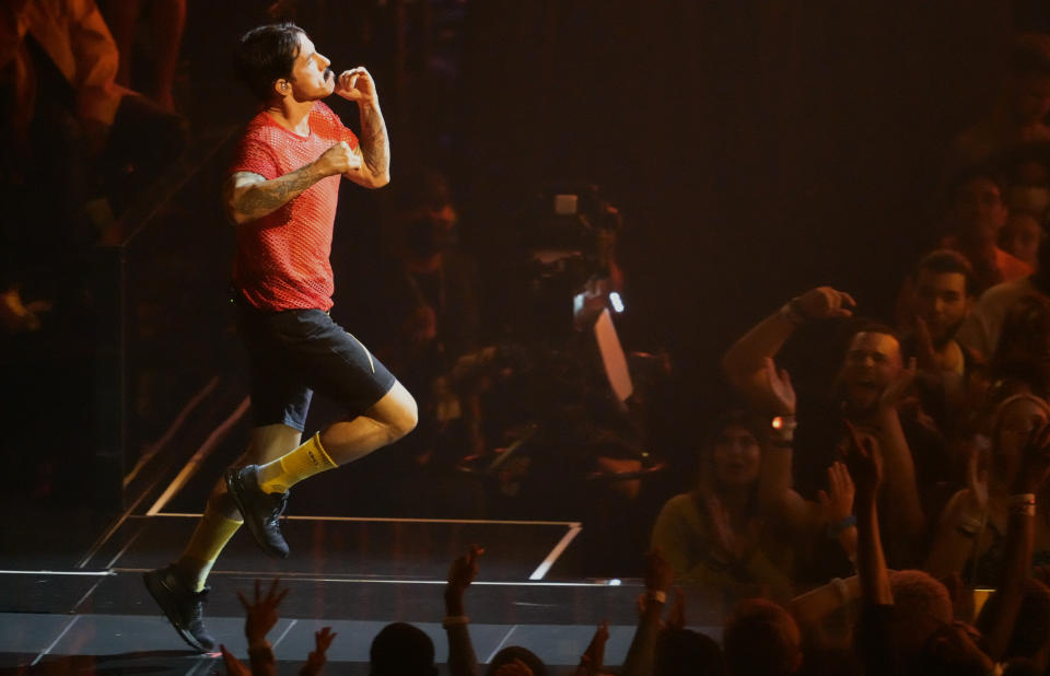 Anthony Kiedis, de los Red Hot Chili Peppers, durante la presentación de la banda en los Premios MTV a los Videos Musicales en el Prudential Center el domingo 28 de agosto de 2022 en Newark, Nueva Jersey. (Foto Charles Sykes/Invision/AP)