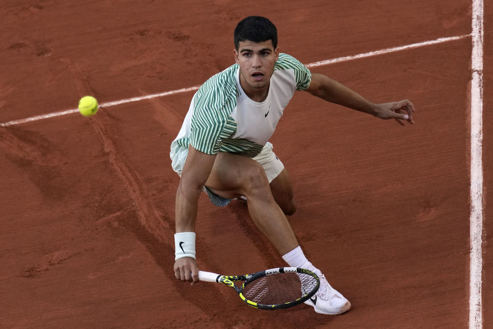 Carlos Alcaraz devuelve ante Flavio Cobolli durante la primera ronda del Abierto de Francia, el lunes 29 de mayo de 2023, en París. (AP Foto/Christophe Ena)