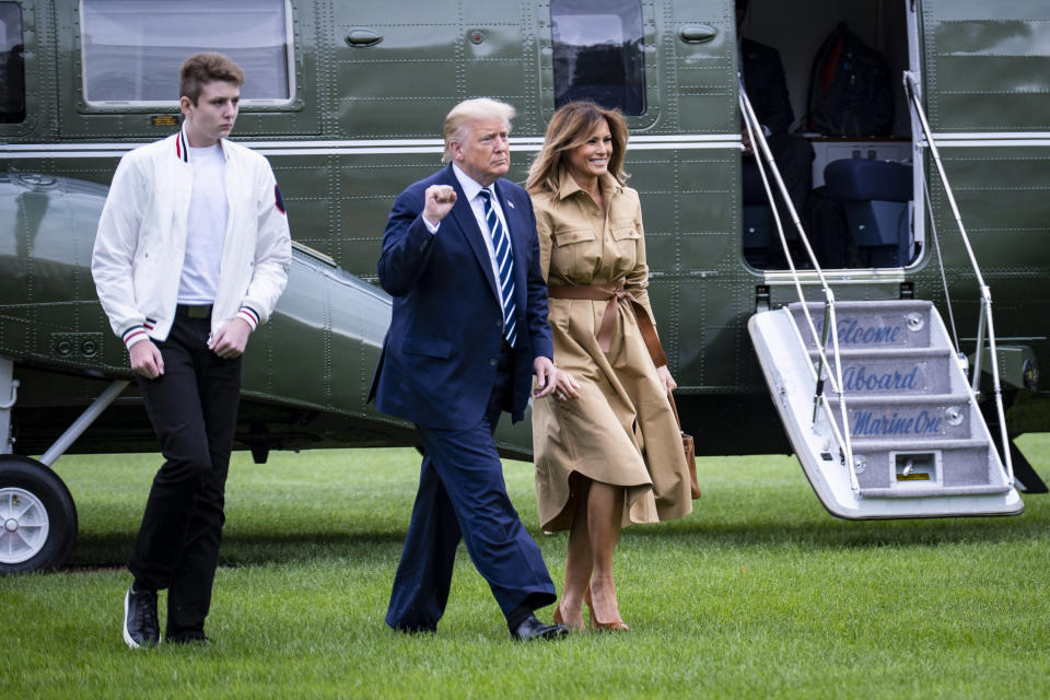 El presidente Donald Trump, la primera dama Melania Trump y su hijo Barron, a la izquierda, salen del Marine One al regresar a la Casa Blanca en Washington, después de un viaje de fin de semana a Bedminster, Nueva Jersey, el 16 de agosto de 2020. (Pete Marovich/The New York Times)