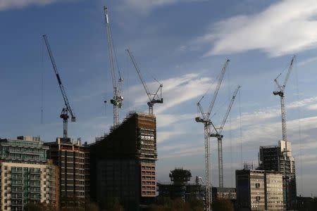 Cranes operate at a construction site in London, October 27, 2015. Britain's economic recovery slowed more than expected in the three months to September after a slump in construction, raising the prospect that more than two years of relatively rapid economic growth is coming to an end. REUTERS/Stefan Wermuth
