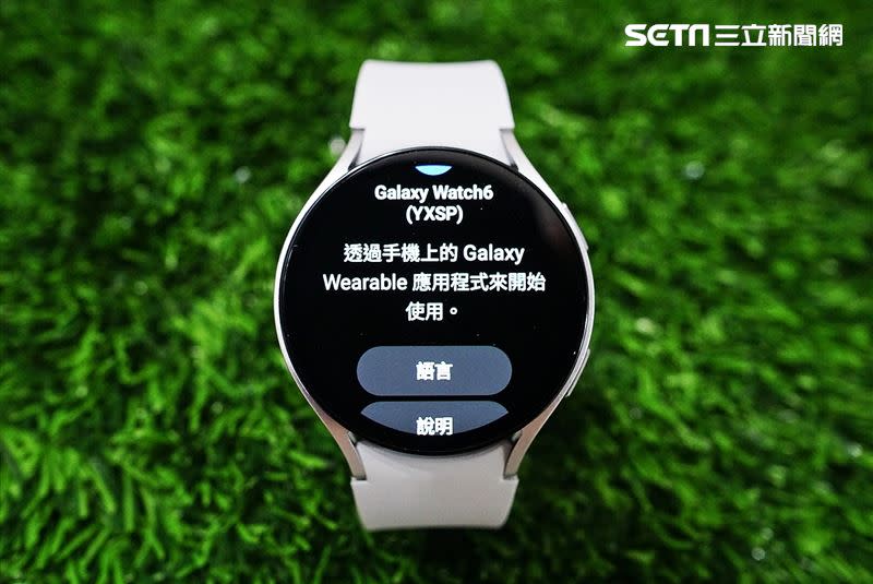 手機下載Galaxy Wearable就可以配對使用。