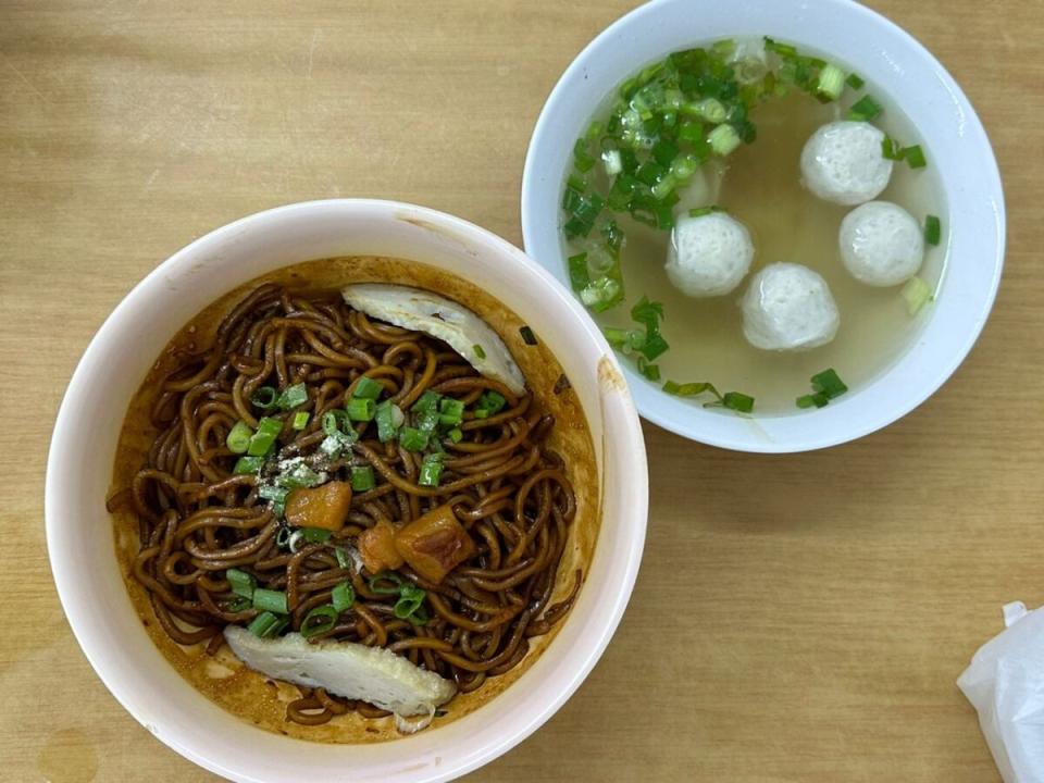 Kedai Makanan Loke Yew Road Fish Ball Noodle - Fishball noodle and soup