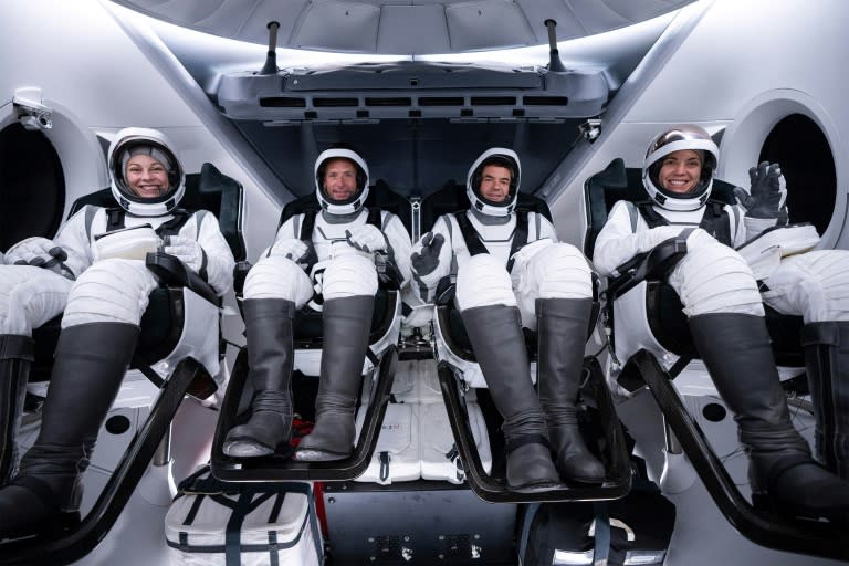 Les quatre membres de l'équipage de la mission Polaris Dawn, (de gauche à droite) Anna Menon, Scott Poteet, Jared Isaacman et Sarah Gillis, à bord d'une capsule SpaceX lors d'une répétition générale, le 25 août 2024 à Cap Canaveral en Floride (-)