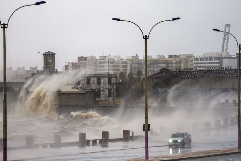 Las grandes olas impactan en la rambla de Montevideo