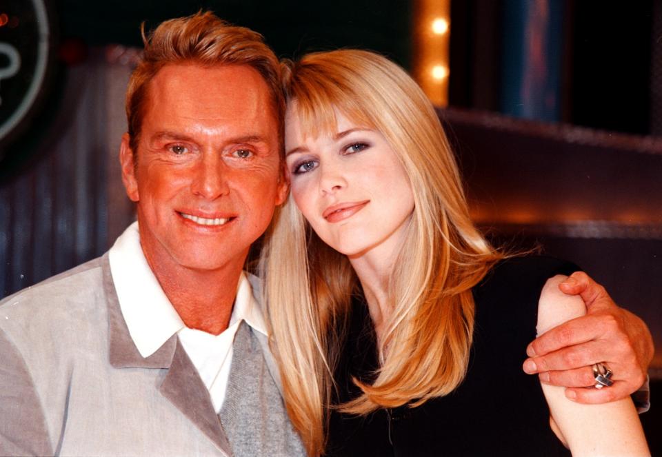 Wolfgang Joop mit Karl-Muse Claudia Schiffer im Jahr 1998. (Bild: Getty Images)