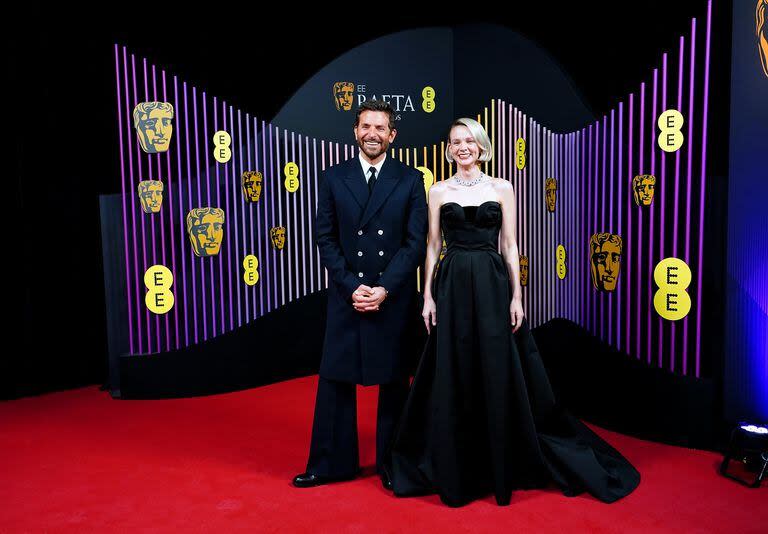 Cooper junto a la actriz inglesa Carey Mulligan, nominada a Mejor actriz por su trabajo en Maestro