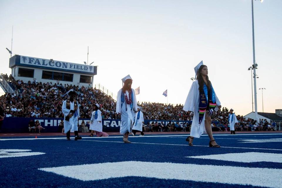 Los graduados caminan hacia sus asientos durante la ceremonia de graduación de la generación 2024 de Atwater High School en Atwater, California, el jueves 6 de junio de 2024.