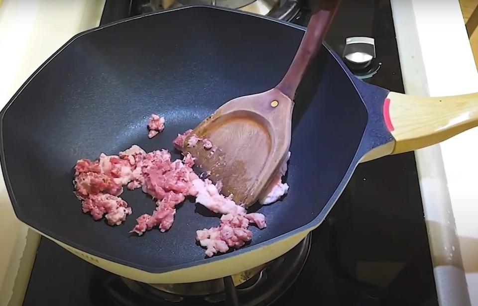 炒絞肉逼出豬油讓肉末香而不膩，油脂也能用來爆香。